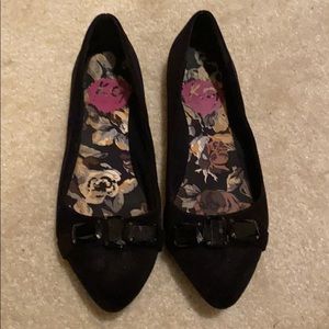 Black flats with stones